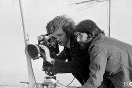 Equipo de escritorio: Jorge Müller y Patricio Guzmán durante la filmación de la La Batalla de Chile. Fotografía de Armindo Cardoso. Equipo de escritorio: Jorge Müller y Patricio Guzmán durante la filmación de la La Batalla de Chile. Fotografía de Armindo Cardoso.