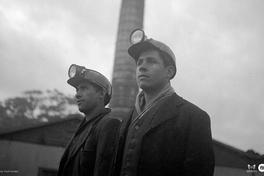 Equipo de escritorio: Mineros de la mina de carbón de Lota, 1940. Fotografía de Ignacio Hochhäusler Equipo de escritorio: Mineros de la mina de carbón de Lota, 1940. Fotografía de Ignacio Hochhäusler