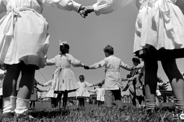 Equipo de escritorio: Ronda infantil, entre 1960 y 1965 [fotografía] Fotografía de Antonio Quintana.