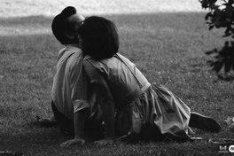 Equipo de escritorio: [Pareja en el Parque Balmaceda]. Fotografía de Domingo Ulloa.