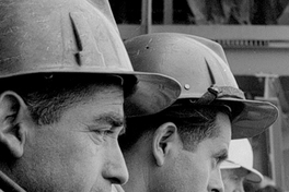 Móviles: Obreros de la planta siderúrgica de Huachipato, 1940. Fotografía de Luis Ladrón de Guevara. Móviles: Obreros de la planta siderúrgica de Huachipato, 1940. Fotografía de Luis Ladrón de Guevara.