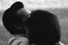 Móviles: [Pareja en el Parque Balmaceda]. Fotografía de Domingo Ulloa.