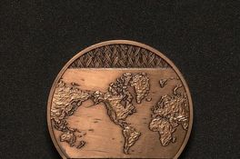 Medalla entregada por Salvador Allende a los trabajadores que participaron en la construcción, en: Memoria entrega edificios UNCTAD III, Oficina Técnica.