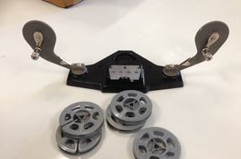 Máquina rebobinadora y carretes de film de 8mm.
