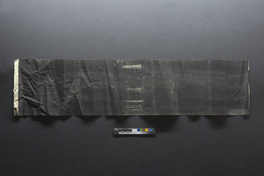 Anverso inicial general con luz rasante desde borde superior del Sismograma UPGD-2021.001.18, perteneciente al Centro Sismológico Nacional de la Universidad de Chile. Crédito: Anverso inicial general con luz rasante desde borde superior del Sismograma UPGD-2021.001.18, perteneciente al Centro Sismológico Nacional de la Universidad de Chile. Crédito: