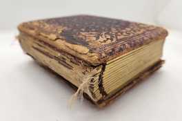 Álbum fotográfico con daños en lomo