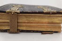 Broche metálico en álbum fotográfico