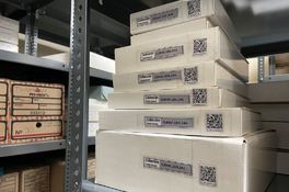 Contenedores de álbumes con código QR visible