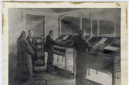 José Toribio Medina y personas no identificadas frente a cajones tipográficos