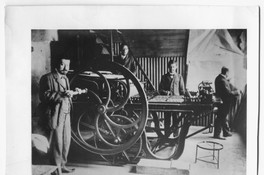 José Toribio Medina y 3 personas junto a prensa rotatoria Marinoni