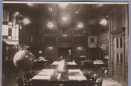 Guillermo Feliú Cruz en la Sala José Toribio Medina de la Biblioteca Nacional