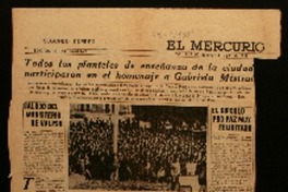 Todos los planteles de enseñanza de la ciudad participaron en el homenaje a Gabriela Mistral proporciones extraordinarias alcanzó la concentración del mediodía de ayer en la Plaza O'Higgins : centenares de escolares aclamaron llenos de entusiasmo a la insigne poetisa y maestra : los notables discursos pronunciados durante el homenaje por los jefes de enseñanza y por algunos alumnos : emocionadas y maternales palabras de Gabriela al leer algunas d...