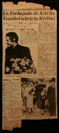 En embajada de arte a venido Gabriela Mistral fue recibida en el terminal marítimo por diplomáticos, intelectuales y alumnas de la Escuela República de Chile.