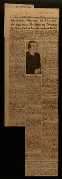 Gabriela Mistral, la poetisa de América, recibió su premio la distinción fué acogida con gran júbilo.