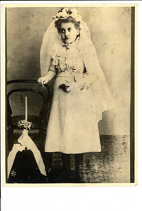 Retrato de Grabriela Mistral con ocasión de su primera comunión.  [fotografía]