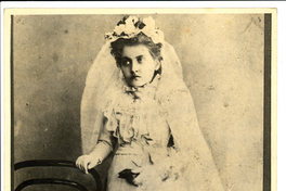 Retrato de Grabriela Mistral con ocasión de su primera comunión.  [fotografía]
