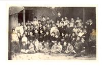 [Retrato de Jerónimo Godoy junto a sus alumnos]  [fotografía]