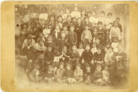 [Retrato de Jeromino Godoy junto a sus alumnos]  [fotografía]