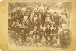 [Retrato de Jeromino Godoy junto a sus alumnos]  [fotografía]