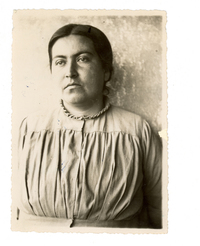 [Retrato de Gabriela Mistral en un retrato frontal en Coquimbito]  [fotografía]