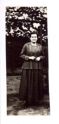 [Retrato de Gabriela Mistral en Liceo de Niñas de Los Andes]  [fotografía]
