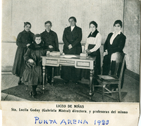 [Retrato de Gabriela Mistral junto a las profesoras del Liceo de Niñas en Punta Arenas]  [fotografía]