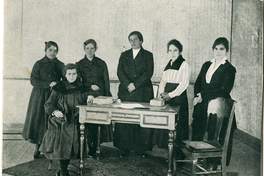 [Retrato de Gabriela Mistral junto a las profesoras del Liceo de Niñas en Punta Arenas]  [fotografía]