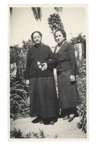 [Retrato de Emelina Molina y una amiga]  [fotografía]