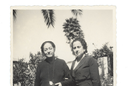 [Retrato de Emelina Molina y una amiga]  [fotografía]