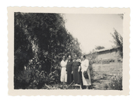 [Retrato de Emelina Molina junto a sus amigas]  [fotografía]