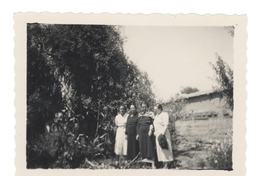 [Retrato de Emelina Molina junto a sus amigas]  [fotografía]