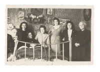 [Retrato de Emelina Molina junto a familiares]  [fotografía]