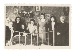 [Retrato de Emelina Molina junto a familiares]  [fotografía]