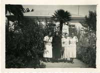 [Retrato de Emelina Molina y sus amigas]  [fotografía]