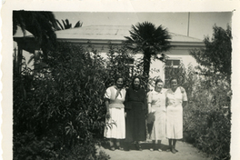 [Retrato de Emelina Molina y sus amigas]  [fotografía]