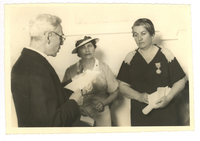 [Retrato de Gabriela Mistral recibiendo la Condecoración al Mérito en Guayaquil (Ecuador)]  [fotografía]