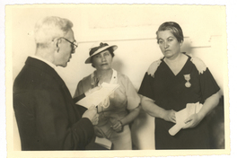 [Retrato de Gabriela Mistral recibiendo la Condecoración al Mérito en Guayaquil (Ecuador)]  [fotografía]