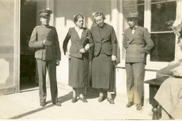 [Gabriela Mistral en Vicuña junto a personalidades del lugar]  [fotografía]