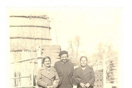 [Gabriela Mistral, junto a dos compañeras de escuela en Montegrande]  [fotografía]