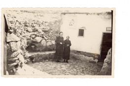 [Gabriela Mistral y Auriestela Iglesia en Montegrande]  [fotografía]