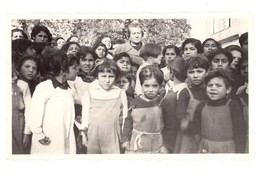 [Gabriela Mistral junto a niñas de la Escuela-Hogar de Limache]  [fotografía]