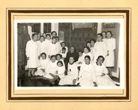 [Gabriela Mistral junto alumnas del Liceo de Niñas de Osorno]  [fotografía]