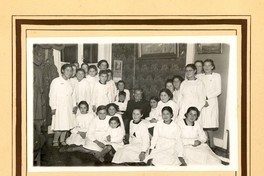[Gabriela Mistral junto alumnas del Liceo de Niñas de Osorno]  [fotografía]
