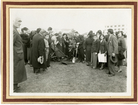 [Gabriela Mistral en la inauguración de un parque en Osorno]  [fotografía]