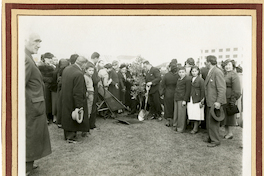 [Gabriela Mistral en la inauguración de un parque en Osorno]  [fotografía]