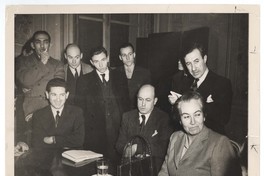 [Gabriela Mistral en una conferencia de prensa por Premio Nobel]  [fotografía]