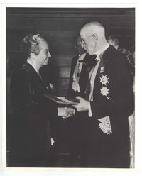 [Ceremonia de entrega del Premio Nobel de Literatura a Gabriela Mistral]  [fotografía]