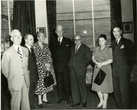 [Gabriela Mistral junto a un grupo de personas]  [fotografía]