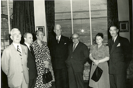[Gabriela Mistral junto a un grupo de personas]  [fotografía]
