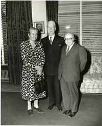 [Gabriela Mistral junto a dos personas]  [fotografía]